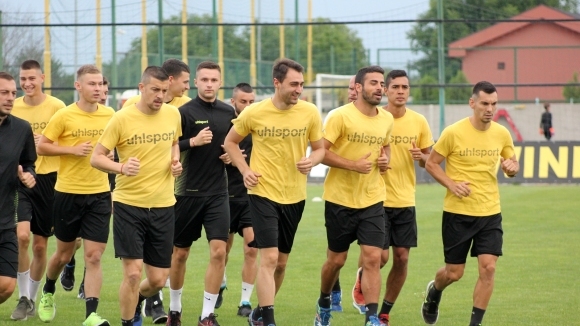Едва 14 фенове изгледаха първата тренировка на Ботев Пловдив на