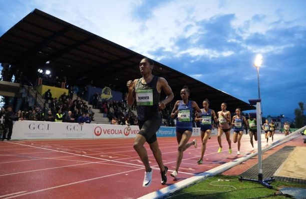 Южноафриканската атлетка Кастер Семеня спечели старта на 2000 метра на