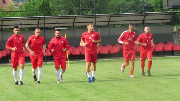 Отборът на Кариана започна лятна подготовка с 14 футболисти трима