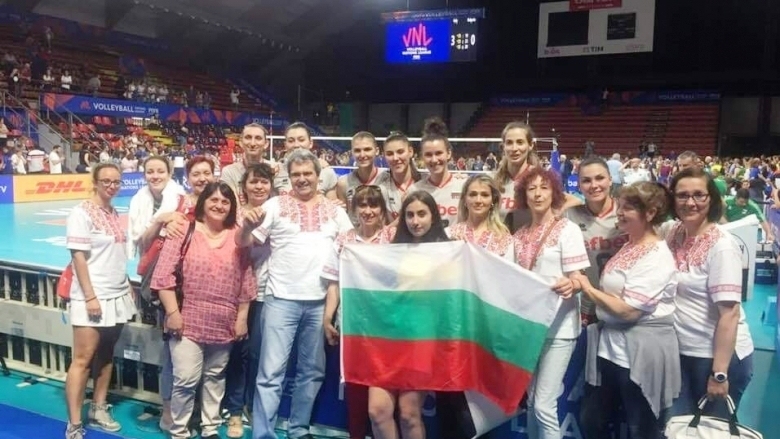 Българска агитка подкрепи волейболните ни националки срещу Италия в първия