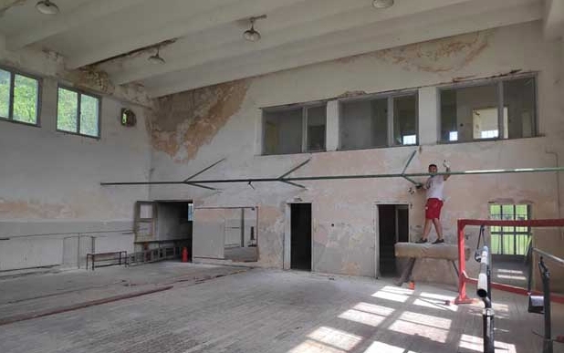 Доброволци ремонтират спортната зала в Бобов дол. Помещението обновяват националният