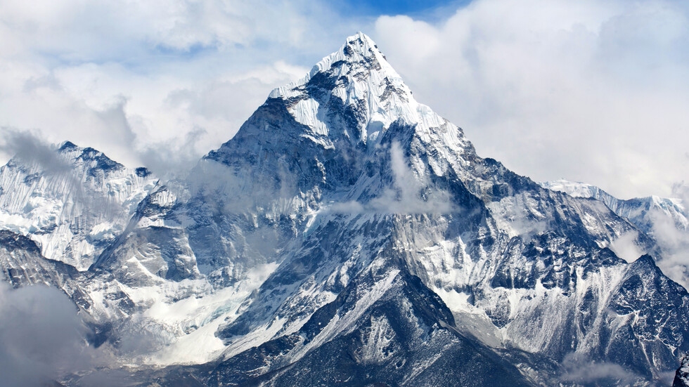 Общо 659 души са покорили връх Еверест този пролетен сезон