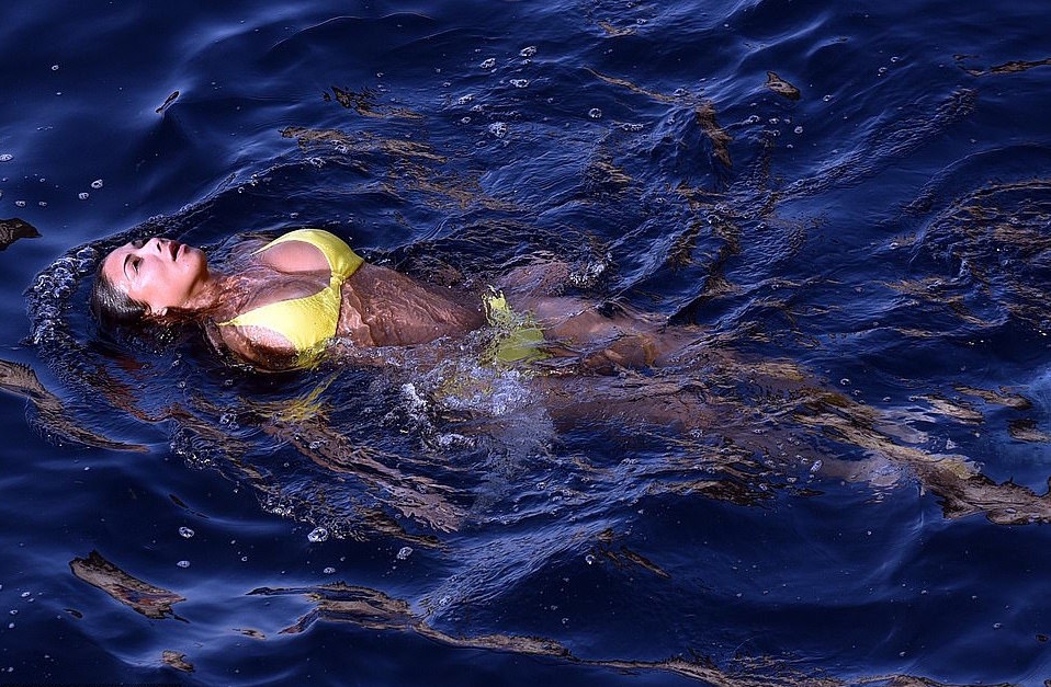 Никол Шерцингер отмаря по женски на италианския остров Капри. Само