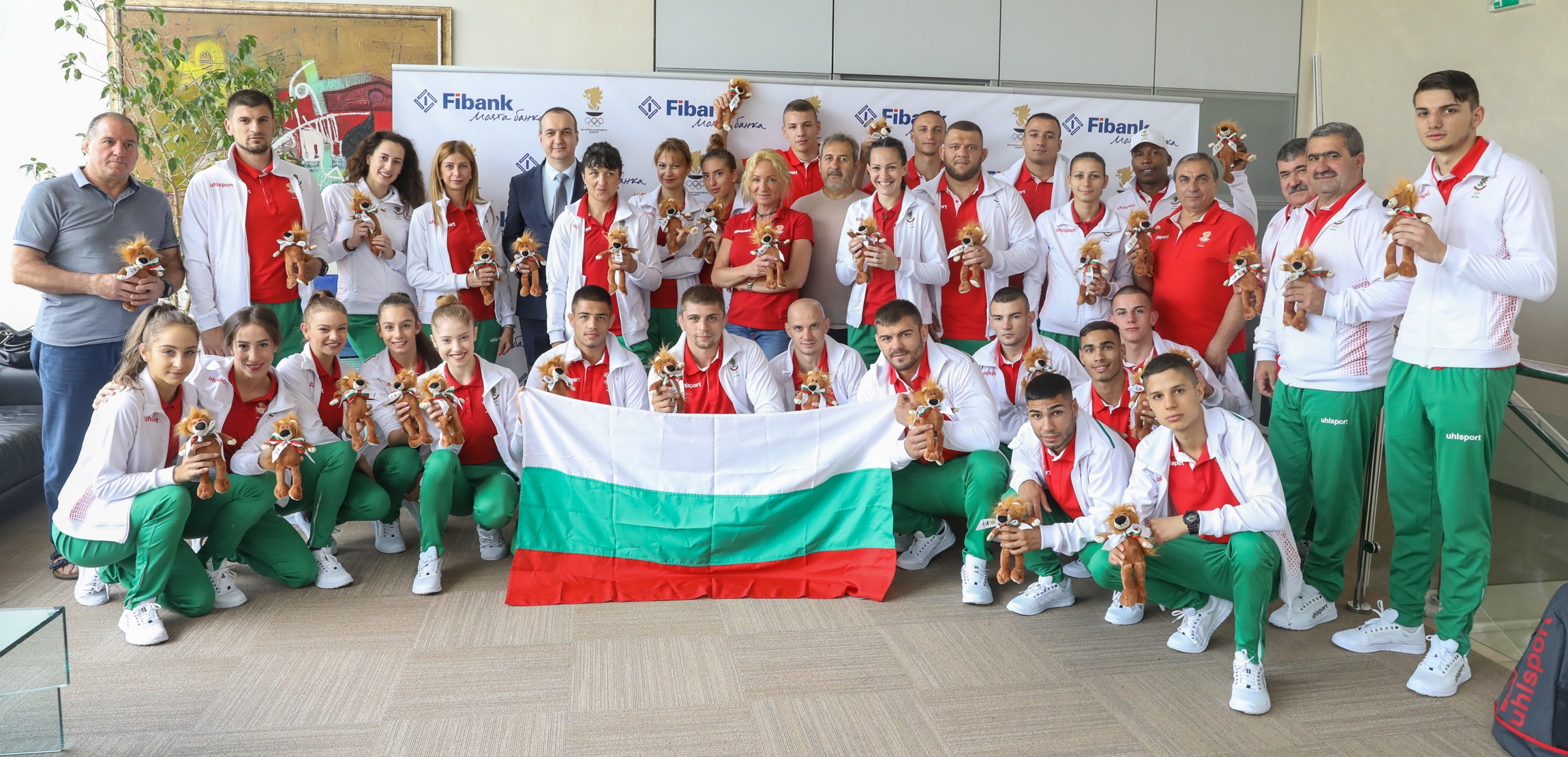 Национален трибагреник и лъвчета за късмет получиха българските спортисти преди