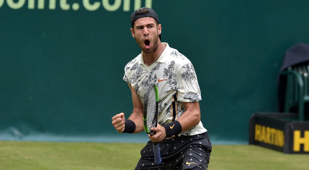 Руснакът Карен Хачанов преодоля затруднения в средата на мача но