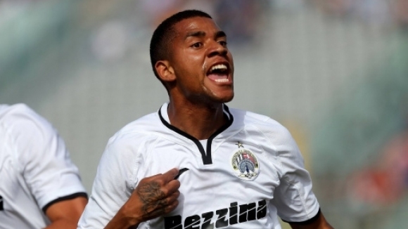 Петото ново попълнение на Ботев Пловдив бразилецът Тайлон пристигна току що