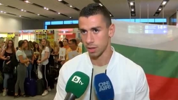 Фенове посрещнаха Стоян Копривленски на летището в Бургас след извоюваната победа