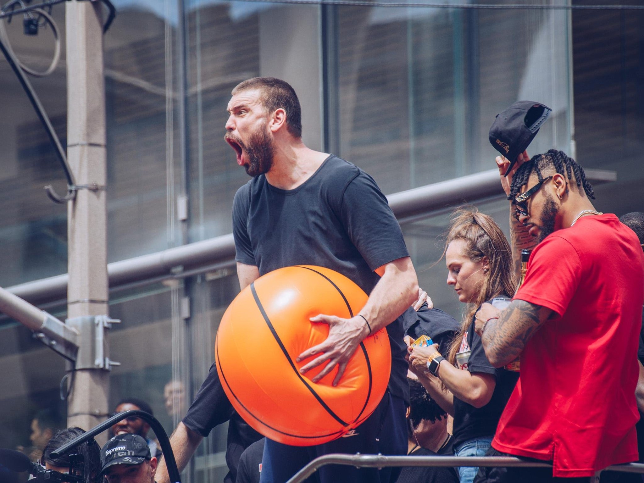 Центърът Марк Гасол няма да бъде свободен агент и ще