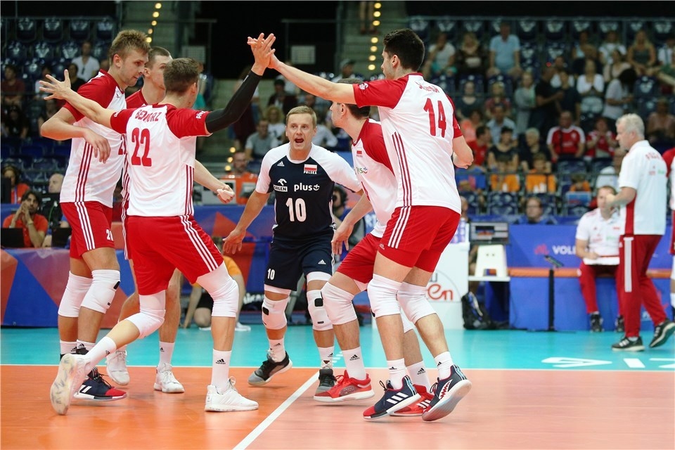 Световният волейболен шампион Полша остана в играта за класиране за