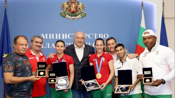 Министърът на младежта и спорта Красен Кралев награди състезателите от