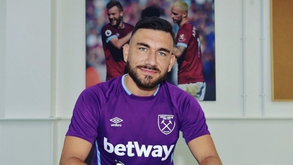 Халфът Робърт Снодграс продължи договора си с Уест Хам за