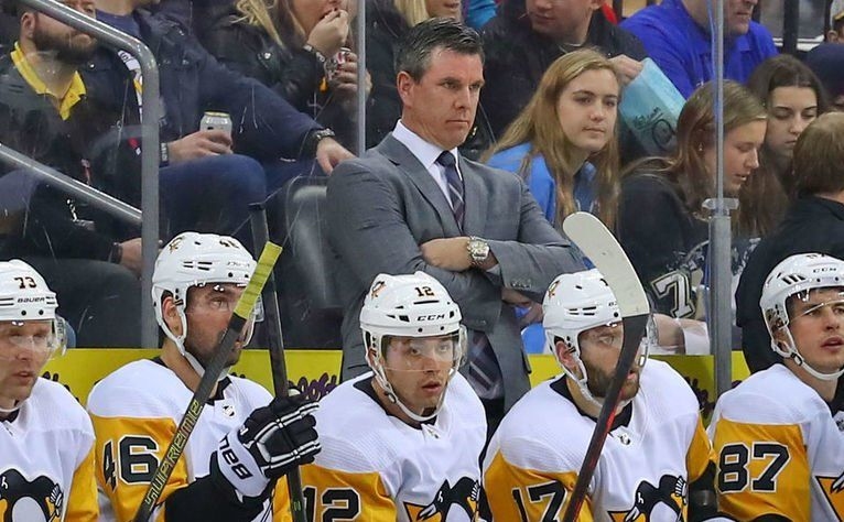 Старши треньорът Майк Съливън продължи договора си с отбора от