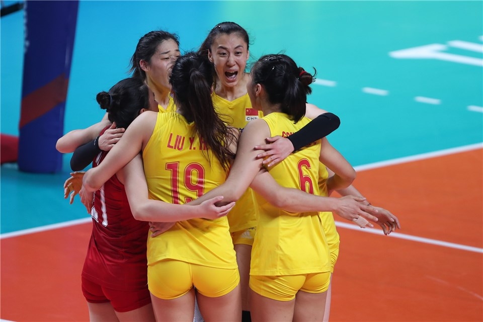 Олимпийските шампионки от Китай се класираха на полуфинали на Волейболната