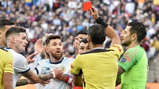 Капитанът на Аржентина Лионел Меси получи едва втори червен картон