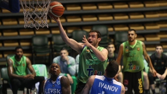 Националът Александър Янев ще продължи да носи екипа на баскетболния
