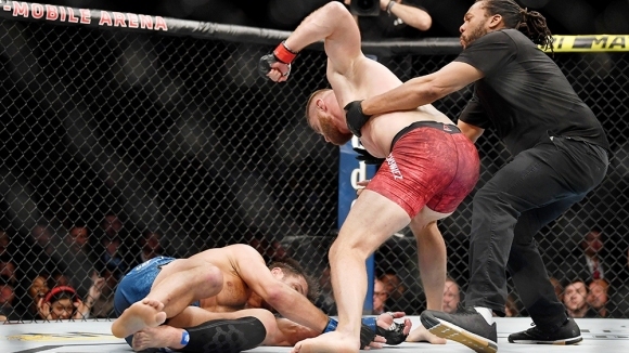 Бившият шампион в средната категория на UFC Люк Рокхолд претърпя