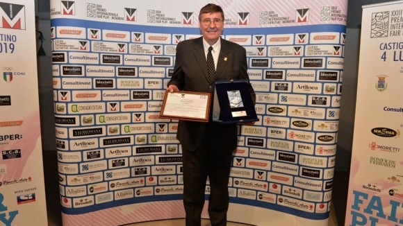 Президентът на Българската федерация по баскетбол Георги Глушков получи наградата