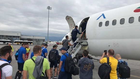 Самолетът с който Левски отпътува за Словакия посрещна футболистите на