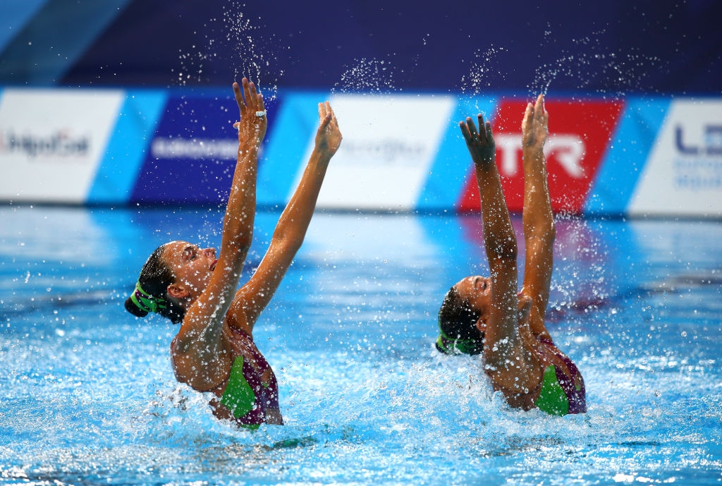 Българските състезателки по синхронно плуване Александра Атанасова и Далия Пенкова