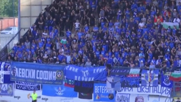 Сериозна подкрепа указват феновете на Левски на любимия си отбор