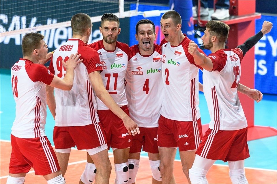 Световният волейболен шампион Полша се класира за полуфиналите на финалната