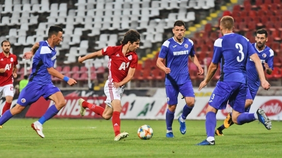 Даниел Младенов вкара двата гола за Етър при равенството 2:2
