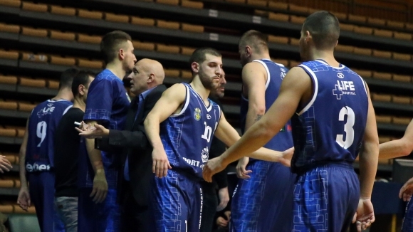Българското първенство по баскетбол не само няма да остане с