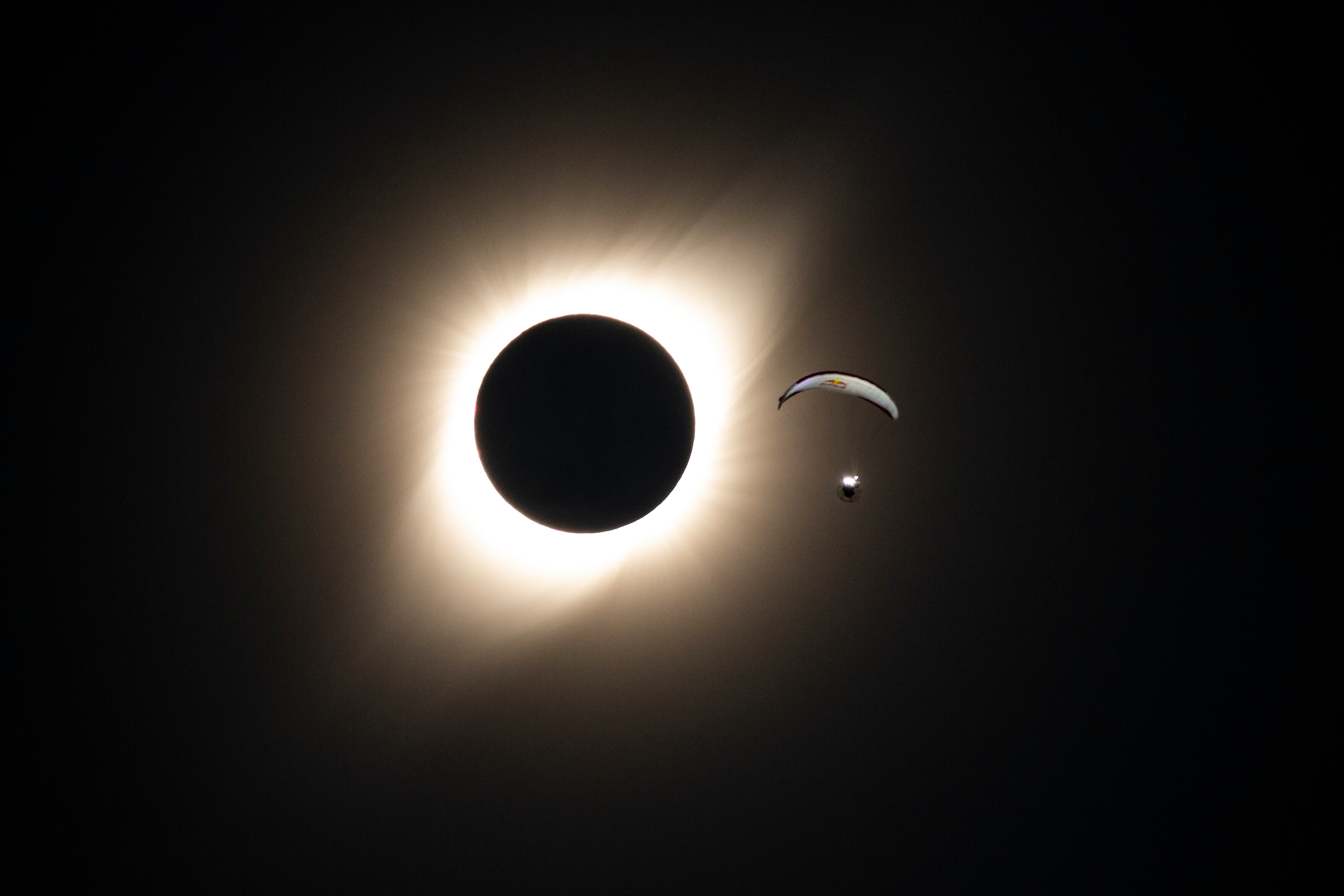 Парапланеристът Виктор Карера прелетя покрай слънчево затъмнение на 2 юли