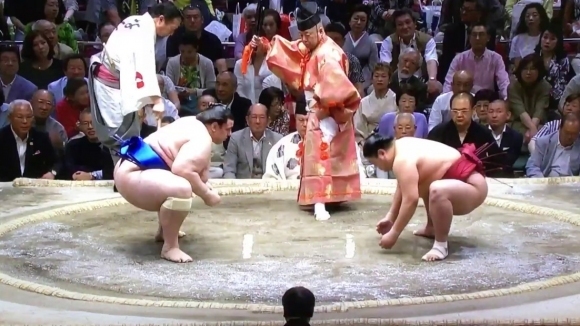 Маегашира-2 Аоияма влезе в победна серия на турнира по сумо