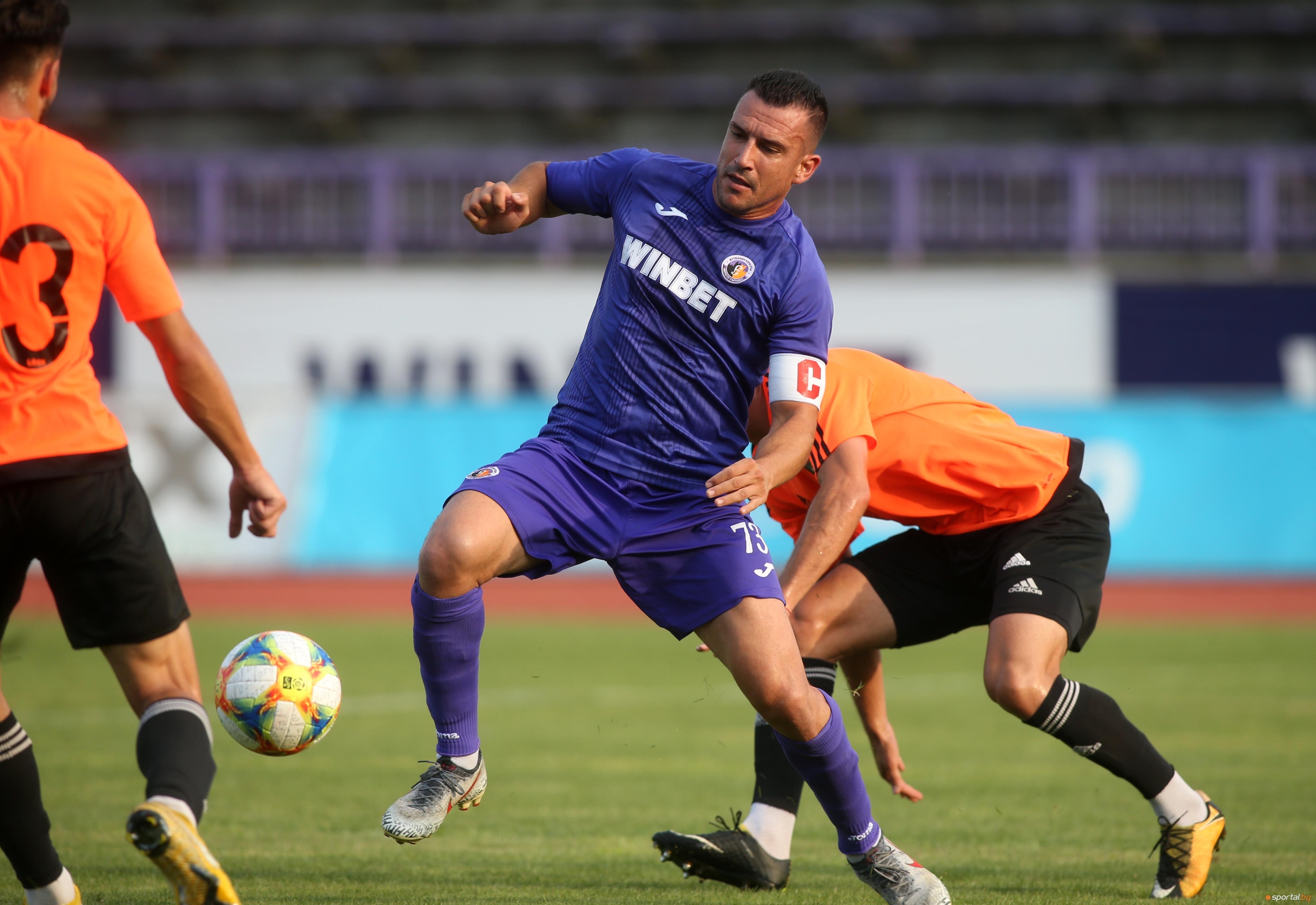 Опитният футболист на Етър Велико Търново Иван Стоянов анализира столичните