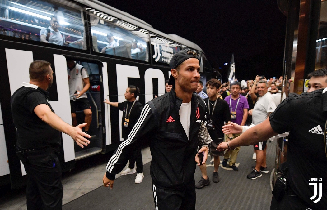 Нападателят Кристиано Роналдо показа отлично настроение по време на турнето