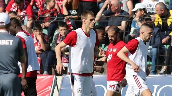 Централният защитник на ЦСКА София Божидар Чорбаджийски може да поеме към