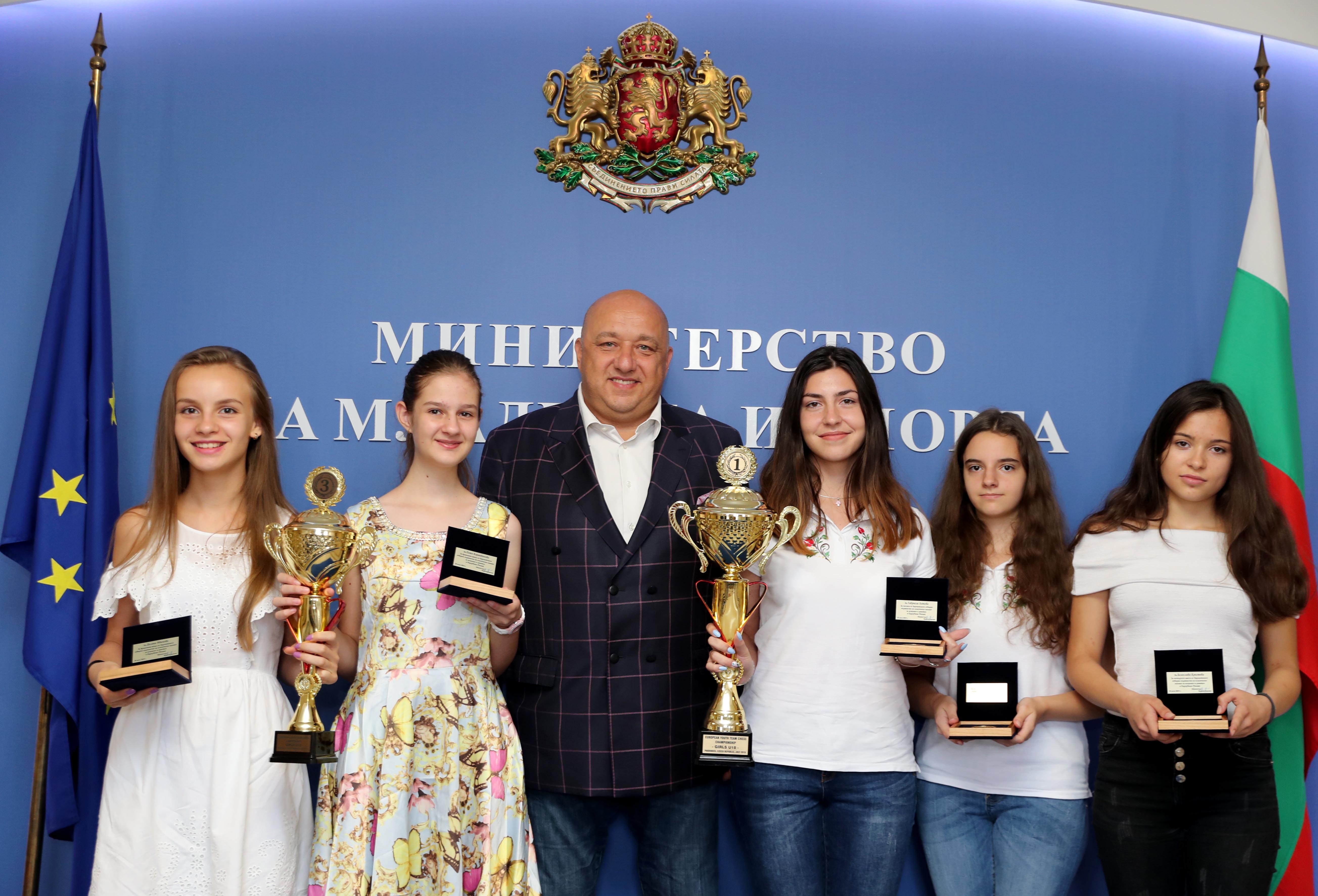 Министърът на младежта и спорта Красен Кралев награди с почетни