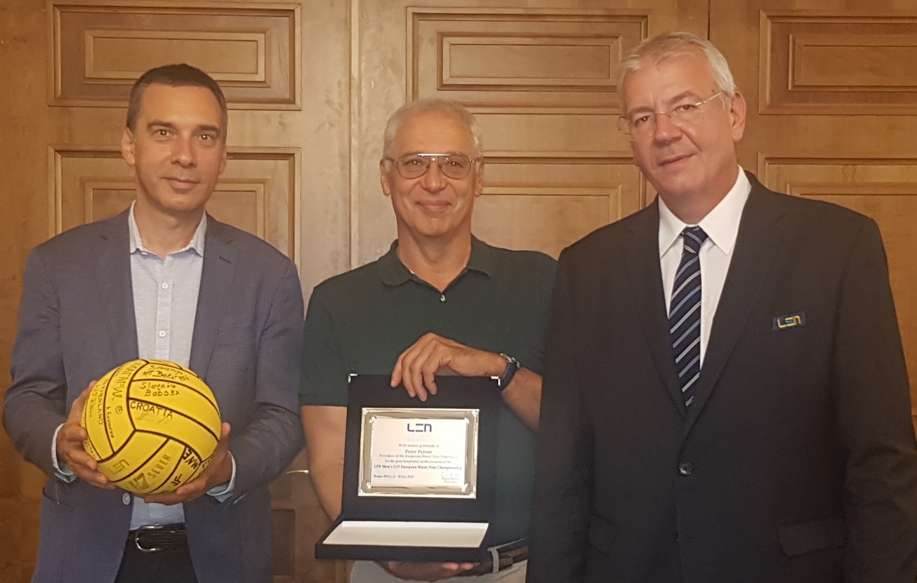 Подариха на Димитър Николов официалната топка на историческото първо европейско