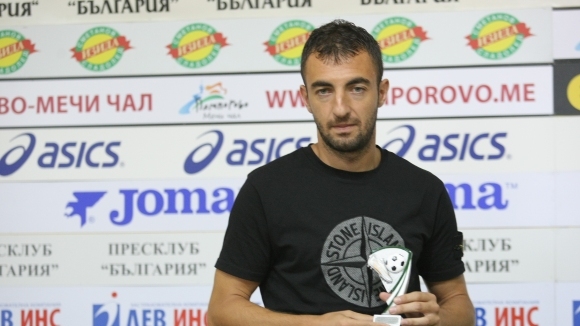 Футболистът на Етър Даниел Младенов получи наградата си за Играч