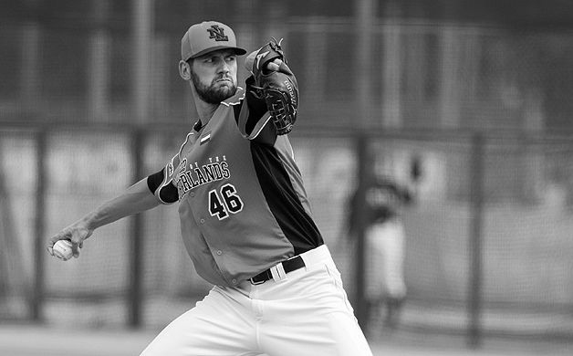 Холандският питчер Лук ван Мил популярен като най високия професионален бейзболист