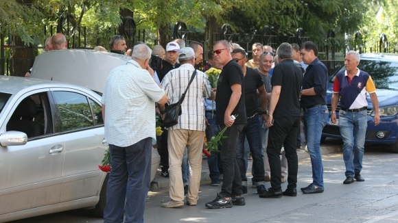 Десетки хора се събраха на погребението на легендата Васил Методиев