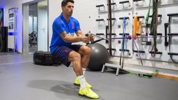 Нападателят на Барселона Луис Суарес официално започна лятната си подотовка