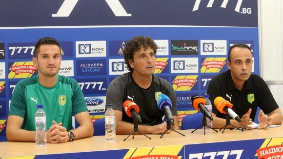 Наставникът на АЕК Ларнака Иманол Идиакес пристигна на стадиона на