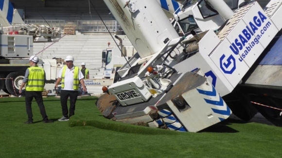 Голям кран падна върху тревното покритие на стадиона на Реал