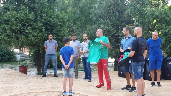 Председателят на родното олимпийско таекуондо Слави Бинев връчи новата екипировка