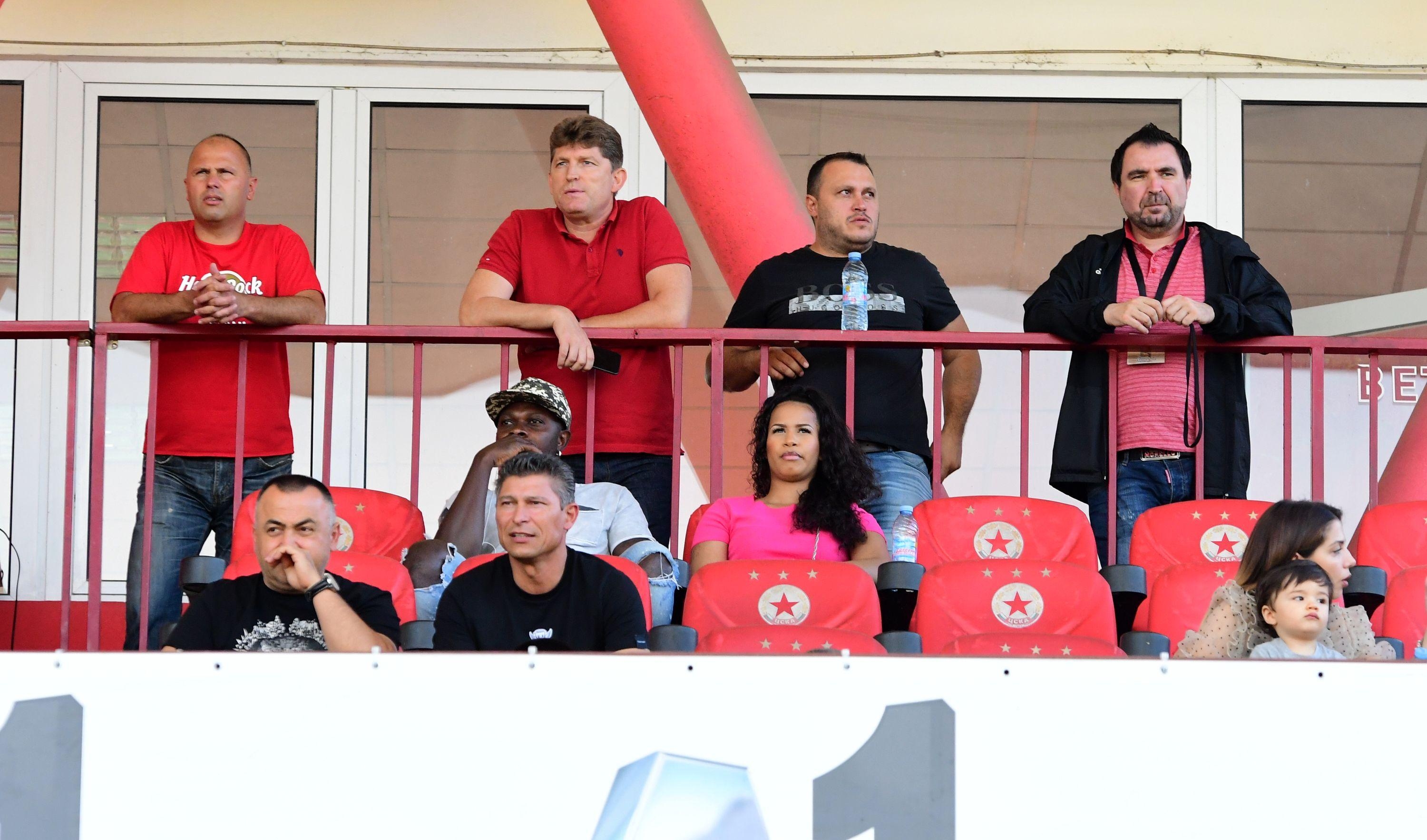 Селекционерът на националния отбор Красимир Балъков гледа на живо срещата