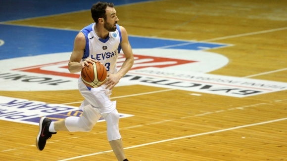 Капитанът на Левски Лукойл Асен Великов ще остане в тима