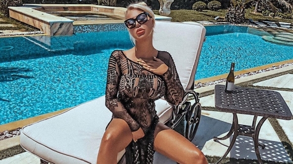 Фолк певицата Андреа публикува нова порция горещи снимки в социалната