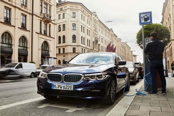 Премиум автомобилният производител BMW повишава ефективността атрактивността и разнообразието на