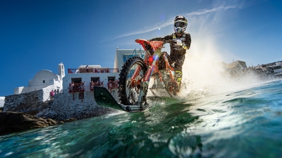 Гръцкият остров Миконос и водите на Егейско море се превърнаха