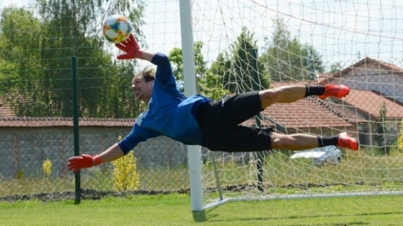 Вратарят Миодраг Митрович поднови тренировки с Черно море Стражът който