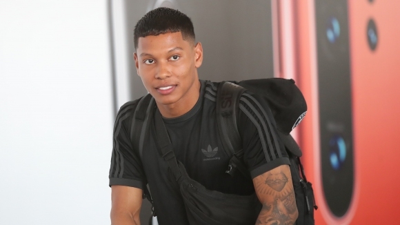 Холандският футболист Даррен Сидоел пристигна в България за да подпише