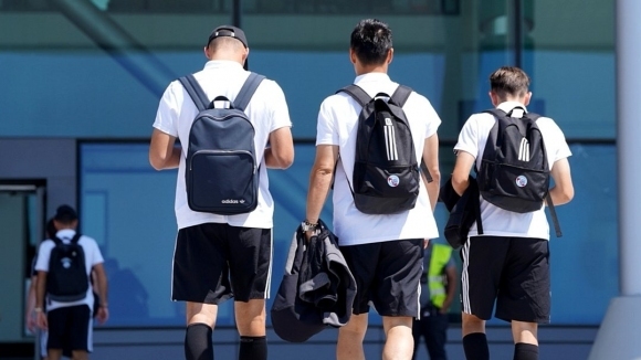Футболистите на Страсбург пристигнаха днес на летище Пловдив Те кацнаха