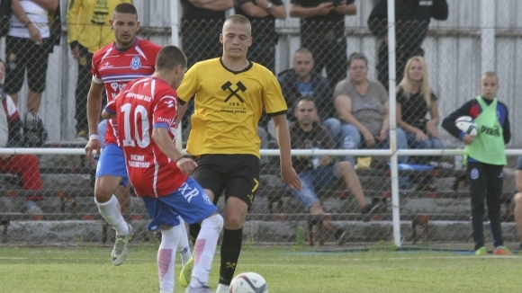 Oтборът на Миньор Перник записа лесен успех с 2 0 над